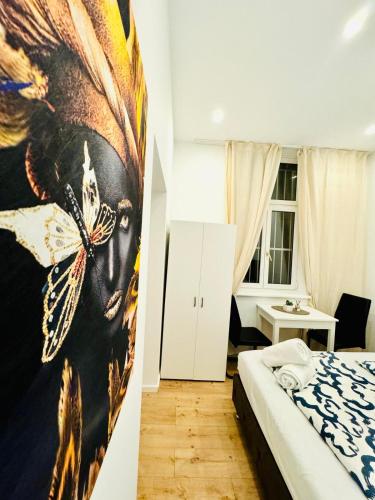 a bedroom with a bed and a painting on the wall at Comfy 5BR shared Apartment Near Kaufpark Alterlaa in Vienna