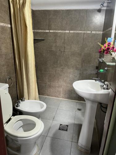 a bathroom with a toilet and a sink at BERIMI Hospedaje familiar in Cerrillos