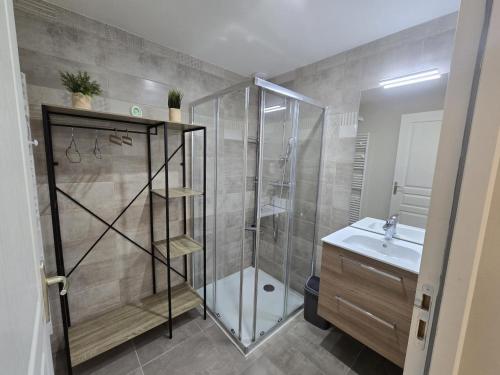 un bagno con doccia e lavandino di Chez eugenie a Génis