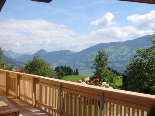einen Holzbalkon mit Bergblick in der Unterkunft Ferienhaus für 6 Personen ca 90 qm in Fügenberg, Tirol Nordtirol in Fügenberg