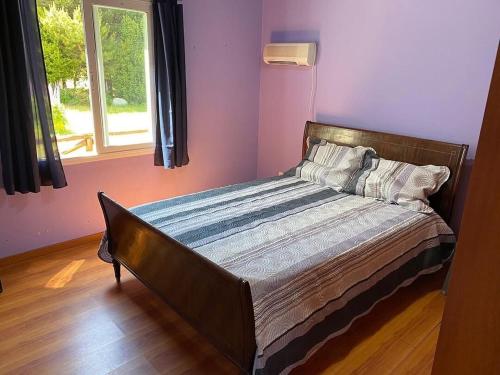 un letto grande in una stanza con una finestra di María de la Patagonia a Trevelin