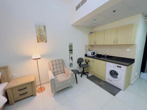Mahenti - Elite 1 · Large balcony with all u need