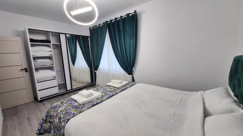a bedroom with a bed and a large mirror at Apartament Ovidiu in Horpaz