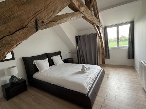 a bedroom with a bed with a teddy bear on it at Le Sablon Blanc - 6pers - Rêve au Mans in Sargé Les Le Mans 