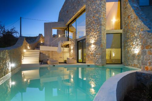 una casa con piscina por la noche en Mare e Pietra - Villa Mare, en Pefkali