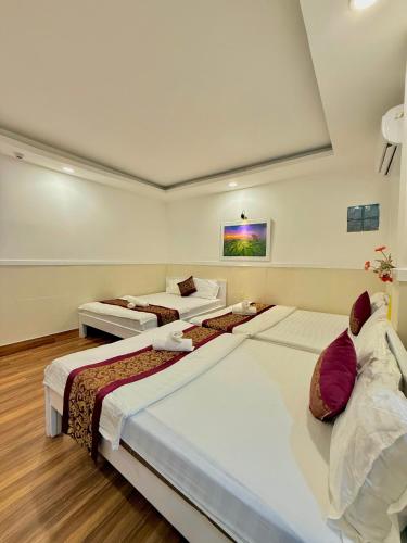 a hotel room with two beds in it at Hotel Minh Hang in Phan Thiet