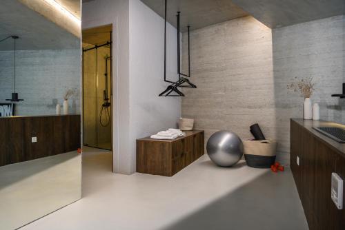 2 imágenes de un baño con lavabo y espejo en Mare e Pietra - Villa Mare, en Pefkali