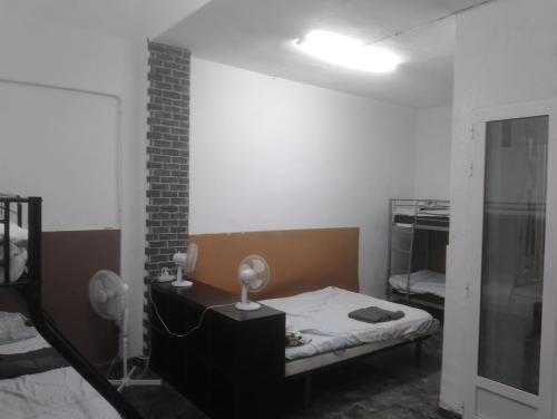 Cette chambre comprend un lit et une lampe. dans l'établissement Rabasa Alicante - Casas de Planta Baja Familiar para 8 Personas, à Alicante