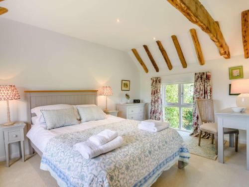 a bedroom with a bed with two towels on it at 2 Bed in Goudhurst 51229 in Goudhurst