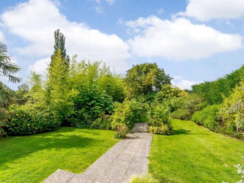 a garden with green grass and trees at 2 Bed in Goudhurst 51229 in Goudhurst