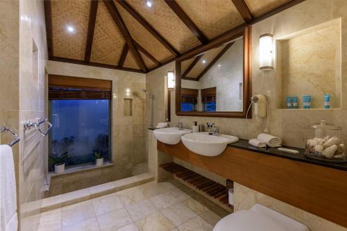 baño grande con 2 lavabos y ducha en Far Pavilions Villa A, Luxe 2-BR Hillside Escape, en Port Douglas