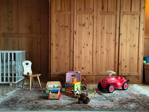 a childs room with toys on the floor at Wytblick 