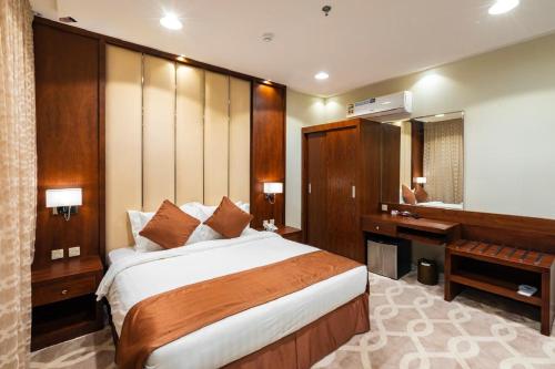 a bedroom with a bed and a desk and a bed sidx sidx sidx at 92 - وحدات فندقية - in Unayzah