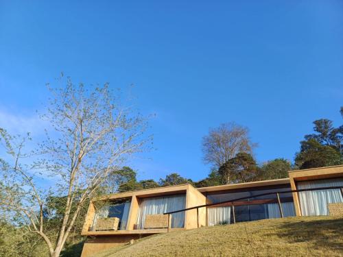 サン・ベント・ド・サプカイーにあるFraga da Mantiqueiraの木の丘の上の家