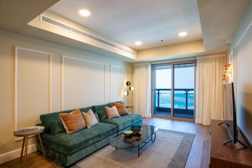 Stylish 2BR Balcony Palm Jumeirah Views