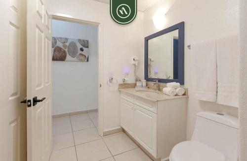 une salle de bain avec un lavabo, des toilettes et un miroir dans l'établissement Amazing Studio with Terrace Overlooking the Ocean, à Nuevo Nayarit