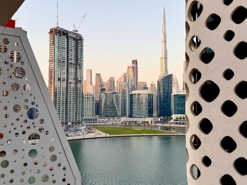 Mahenti - 1BR - Stunning Lake & Burj Khalifa Views