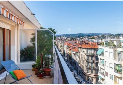 Nice Port Apartment Top Floor Terrace Near Transport Sleeps 4