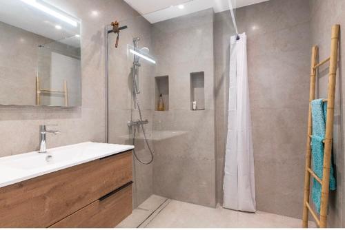 Nice Port Apartment Top Floor Terrace Near Transport Sleeps 4