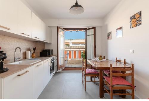 Nice Port Apartment Top Floor Terrace Near Transport Sleeps 4