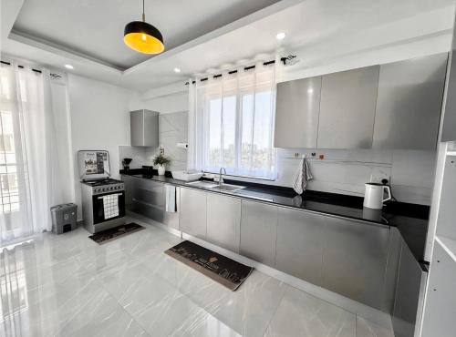 Kuchyň nebo kuchyňský kout v ubytování Montego Apartment