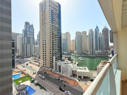 Mahenti - 1BR in Dubai Marina - Near Metro & Tram