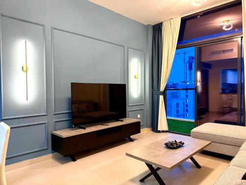 Mahenti - Sunlit Spacious Apartment in JVC