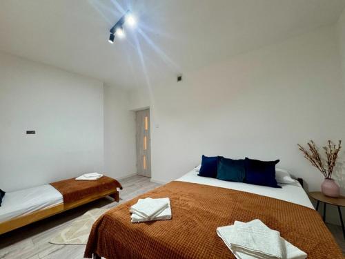 Ένα ή περισσότερα κρεβάτια σε δωμάτιο στο Apartamenty Podlesie