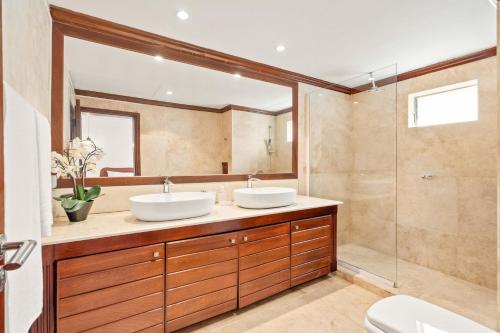 a bathroom with two sinks and a shower at Sunset Cove - 3Ch, Vue Lagon & Accès Plage in Grand Baie