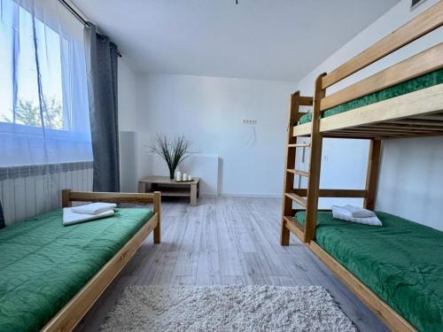 Ένα ή περισσότερα κρεβάτια σε δωμάτιο στο Apartamenty Podlesie