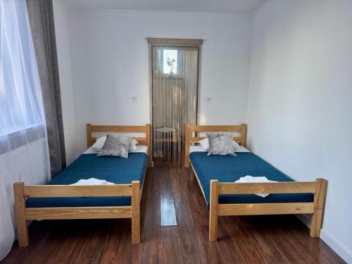 Ένα ή περισσότερα κρεβάτια σε δωμάτιο στο Apartamenty Podlesie