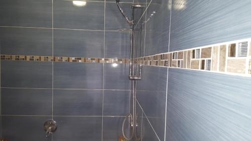 Ένα μπάνιο στο Sea and Mountain View Apartment