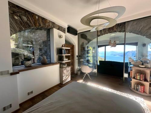 Postel nebo postele na pokoji v ubytování Private Luxury Spa & Silence Retreat with Spectacular View over the Lake Maggiore