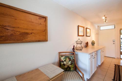 Una sala de estar con un mostrador y una mesa. en Ocean view studio 1k ft from water, en Kihei