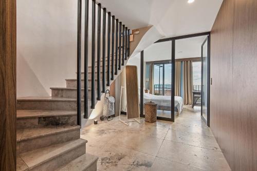 un corridoio con scale che conducono a una camera da letto di Maison Lacroix - Duplex a Sète