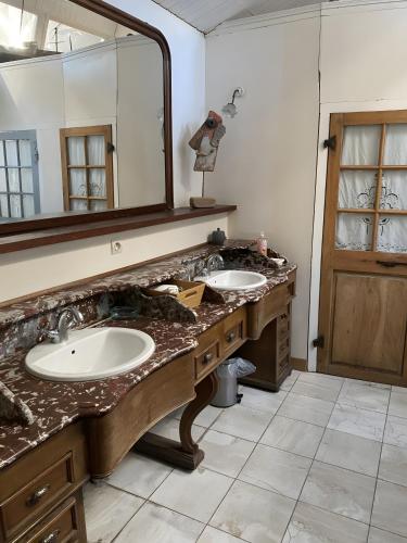 a bathroom with two sinks and a large mirror at Loft Hangar À Bateaux in Saint-Valery-sur-Somme