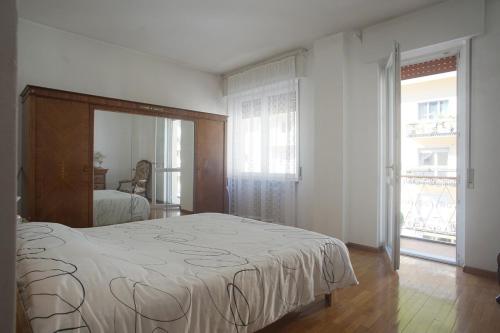 Un dormitorio con una cama y un espejo grande. en Maison da Mary, en Longarone