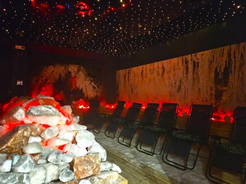 a room with chairs and a fire pit with rocks at Hotel Hamilton SPA & Wellness in Świnoujście