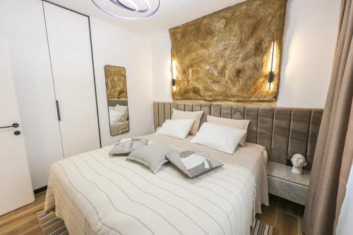 a bedroom with a bed with two pillows on it at Apartment Cocosinella in Surčin