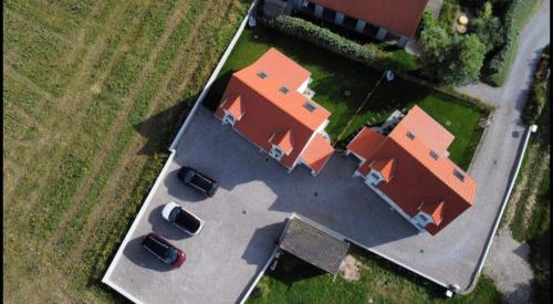 an overhead view of a house with a parking lot at Le Chant des Vagues in Audinghen