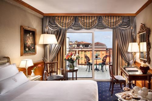 una habitación de hotel con una cama y un balcón en Parco dei Principi Grand Hotel & SPA, en Roma