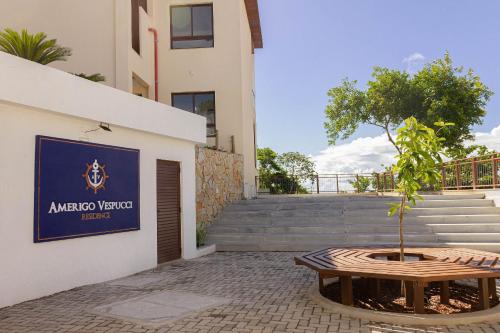 a picnic table in front of a building at MAR DÁ LIBERDADE com Amerigo 122 in Cayru
