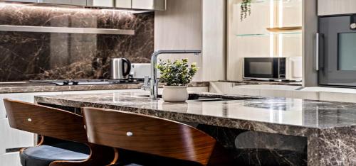 O bucătărie sau chicinetă la Elegant 2-Bedroom Luxury Apartment in Albert Park with Parking, Gym and Pool