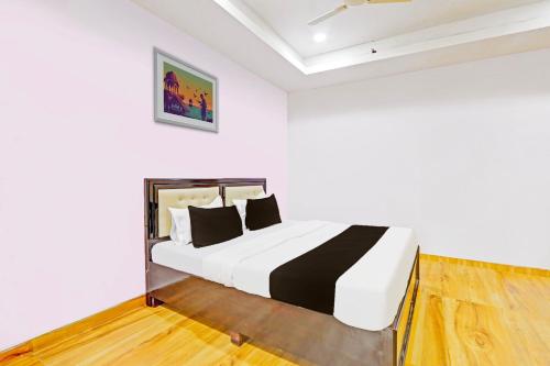 Postel nebo postele na pokoji v ubytování Hotel O Nandhi Inn