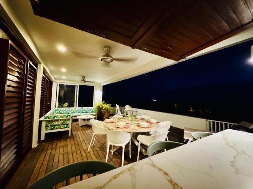 Una cama o camas en una habitación de Boca Gentil Bayside 10