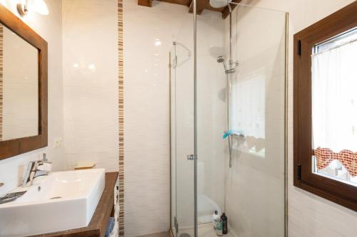 un baño con lavabo y ducha en Casa Independiente En Angoustrine, en Angoustrine