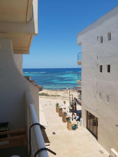 - un balcon offrant une vue sur la plage dans l'établissement Apartamento Vista ET88PL, à Es Pujols