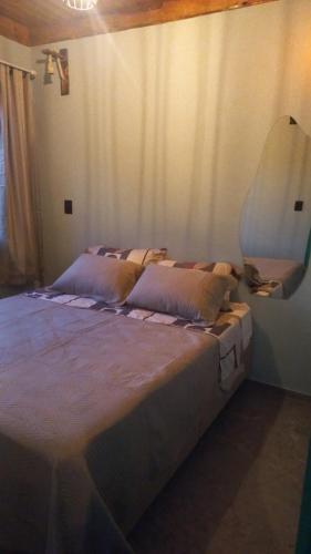 a bedroom with a large bed in a room at Cabana com Hydro, Recanto das Trutas, SC in Bocaina do Sul