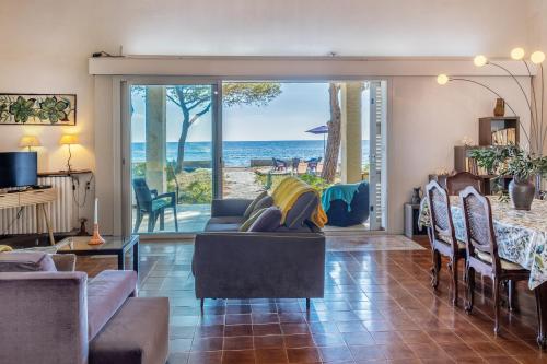 ein Wohnzimmer mit Blick auf das Meer in der Unterkunft Villa Les 3 frères in San-Nicolao