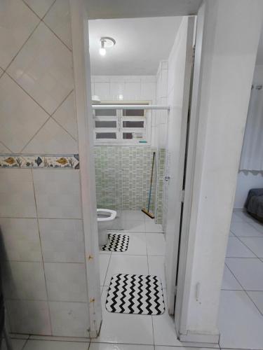 Un pequeño baño con ducha y WC. en Apartamento Mirim, en Praia Grande